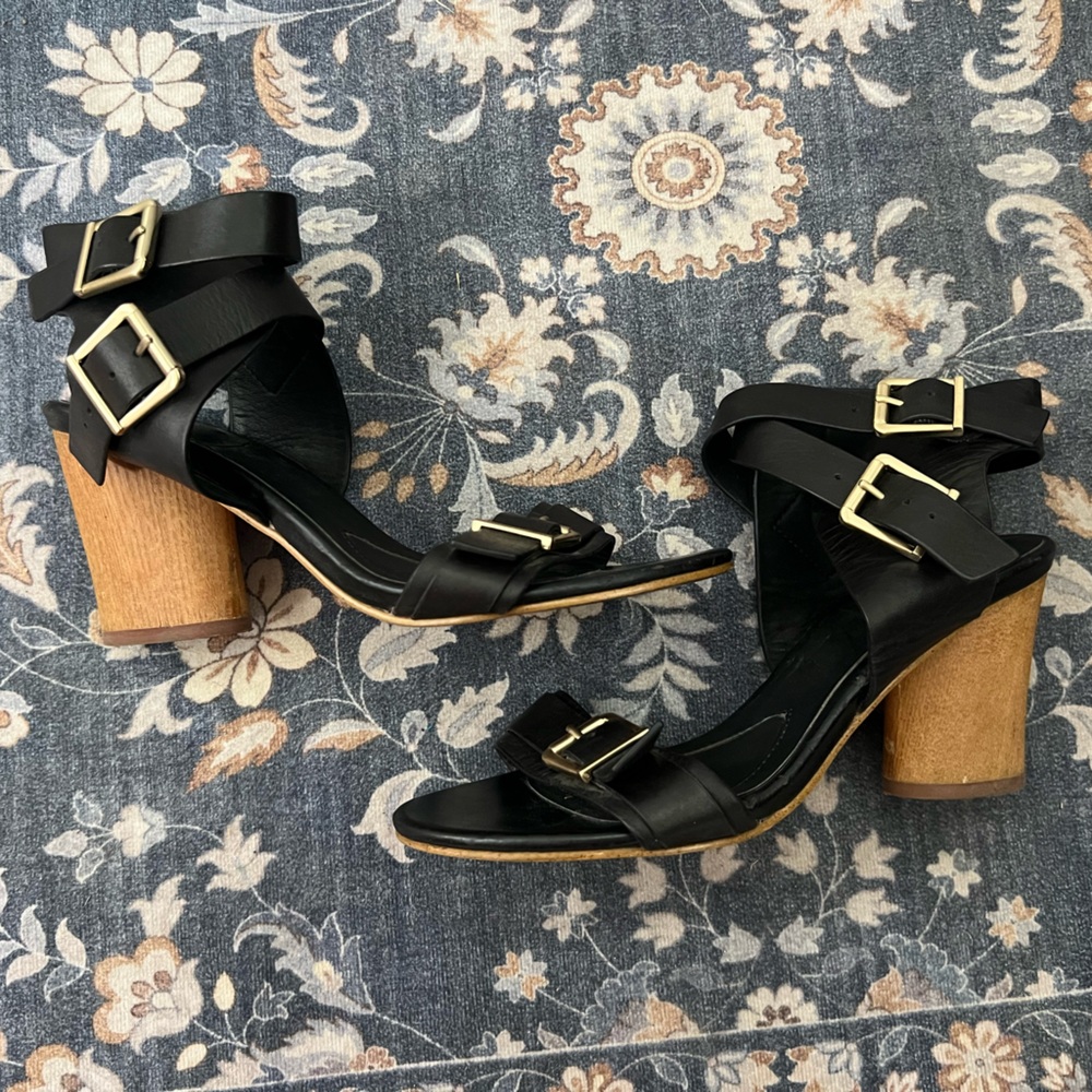 Isola size 7 heel • Black Strappy Heeled Sandals